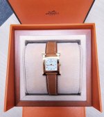 爱马仕Heureh金棕金表盘小号25Mm DDD 小号金棕金配马鞍皮表带，手腕15.5戴小号刚刚好。小号内表盘是21×21Mm的。表带皮质摸起来很软，听说马鞍皮