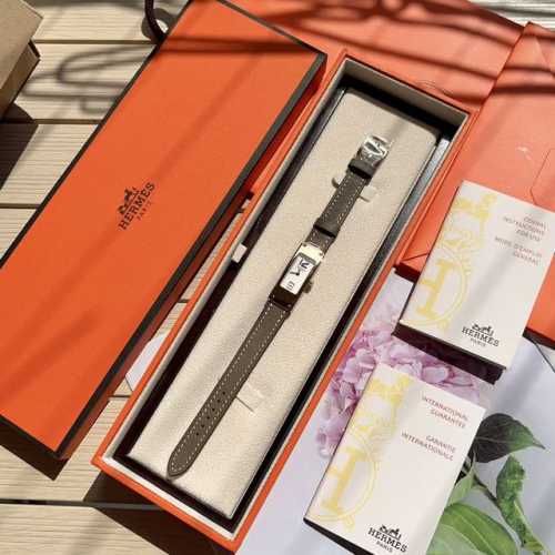 Hermes 爱马仕 中古款 Kelly2手表 多色皮带可选 这款手表是爱马仕2005年推出的款，作为中古款在香港日本等古着店又突然大火。国内的手表代工厂又接到