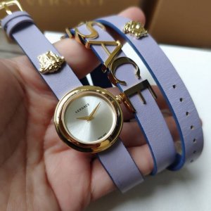 原盒:50 新款，原单正品，范思哲新宠女表，真皮带饰有Versace字母Logo，可自由调整Logo间距表面简洁精致细腻！～30Mm表径，原装石英机芯。