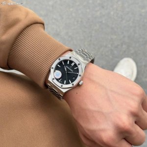 爱彼15500系列 升级V2版本 械男士腕表 搭载性能稳定的9015改Cal.4302机芯 超级蓝宝石玻璃 更加的耐磨防刮 超强夜光显示 每颗字面钉都是进口日本