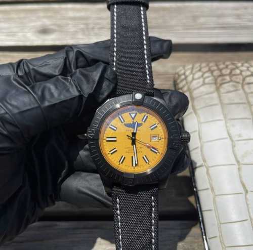 白壳 黑壳550 百年灵 Breitling 复仇者系列 全自动机械 43*13Mm 拱桥强化玻璃 泰国橡树胶带 军用帆布表带 原装针扣 复仇者黑鸟侦察机 承载