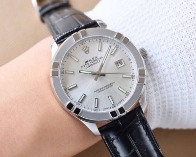 白 金 最新款上市，劳力士！采用独特的外形设计风格 ，字面引用一贯的简洁大气高档奢侈， 传承系列男士腕表新品推荐欢迎品鉴 机芯：搭配全新进口9015 零返修 尺
