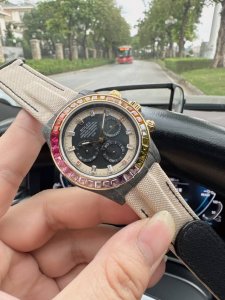 Sj出品 钻 劳力士 Rolex 迪通拿系列 Ap9 最新改装碳纤维迪通拿。整表仅53克，搭载丹东4801机芯。当经典与创新碰撞，劳力士碳纤维迪通拿应运而生。它