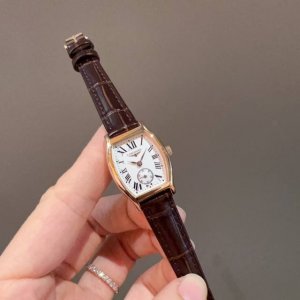 浪琴典藏系列，美拉德穿搭必备，经典的酒桶表壳，尺寸23Mm，古罗马字体显得格外高贵典雅！优雅时尚相结合，烘托出这个系列的古典之美。
