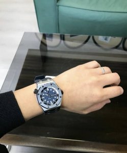 品牌:A爱彼皇家橡树离岸型 :系列:15703系列 设计:特有的八角型表圈表达出棱角分明线条 :机芯:搭载原版顶级进口机械机芯性能稳定 内圈:316精钢表壳内置