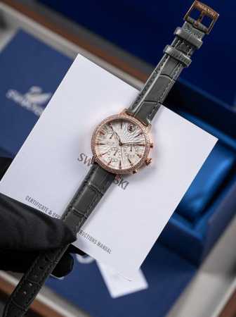 Swarovski -施华洛世奇时尚腕表 这款腕表以施华洛世奇 Matrix Tennis 系列首饰的标志性造型为灵感 以璀璨仿水晶打造优雅气质 36 毫米不锈 - 点击图像关闭