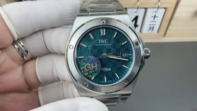 Gh 年度壓軸巨作，全新 Iwc 萬國 工程師自動腕表40重磅亮相。 DDD 表殼與錶鏈經多層次拉絲工藝，拋光和緞面處理，表圈通過五顆多邊形螺絲固定於表殼襯圈，