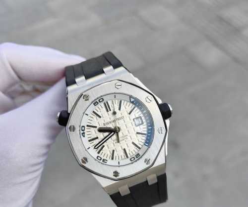 Ap爱彼 皇家橡树离岸系列 15710St 自动机械 42Mm 精钢材质 白色盘面 四分之一黑 单表 现货好价