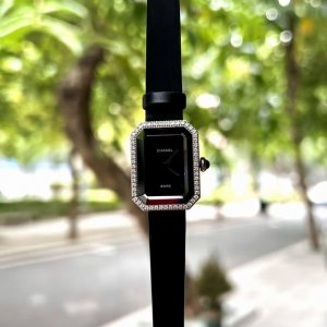 白 枚 钻30 V2版 原版最新牛皮娟诗表带 Chanel 香奈儿 最新款 小号 Premi re 腕表的八角形轮廓与巴黎芳登广场的形状如出一辙 这一隽永恒久