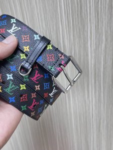 L家 新款腰带 时尚姐妹必入 官网爆款女士腰带来啦！原单品质 细节完美 Monog-Am帆布+头层牛皮 双面随心搭配 珠宝级金属搭扣 日常通勤约会都能Hold住