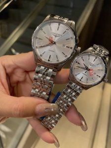 白壳 金壳 品牌：浪琴新款 卓越谐美 牵手面世 爆卖全城 类型：精品情侣腕表 顶级 跑量之王 表带：顶级精钢表带 舒适 机芯：进口石英机芯 精准 材料：蓝宝拱形