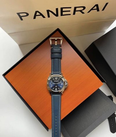 Vs新款沛纳海 Pam1114 表盘采用沛纳海倍受追捧的蓝色太阳放射纹处理，表盘颜色随光线变化而变化，搭配蓝钢指针以及米黄色的夜光涂料，多彩的设计更能鲜明的映入