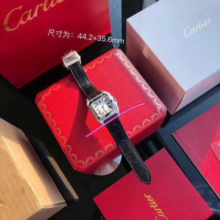 小号卡地亚 Santos De Cartier1904年卡地亚推出了一枚可以佩戴在腕间的手表，并以挚友山度士的名字命名，这便是Santos腕表的由来。当时的所谓 - 点击图像关闭
