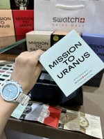柔和的空气蓝与明亮白色 Velcro 表带相得益彰。计时秒针、计数指针和测速刻度均以白色呈现。 所有表盘均饰有 Omega X Swatch 品牌标志、经典的