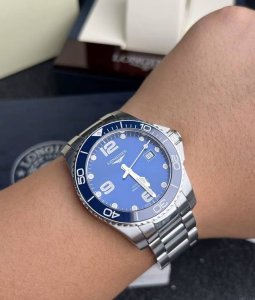 我个人觉得，19以上腕周戴43表径的， 我亲身体验，我是19腕周，戴41的我觉得正好， 而且还是挺有精致感的，43的也试过，感觉大点！ 综合来看我觉得没必要纠结