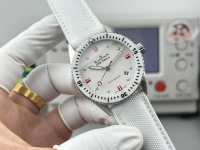 宝珀-38Mm五十寻5100-1130系列 [官方尺寸38Mm] 高科技缎面陶瓷光泽亮丽、高硬度、不变色、不沾污、不易磨损。 表壳 牙圈对版，立体感强！永不退色