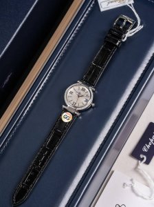光 钻 另配鳄鱼皮带加150、也可以改真钻、真钻价格P另算 萧邦 皇家28Mm石英 Imperiale系列一个不朽的传说，尤其是女士腕表、萧邦这个熟悉的名字，给