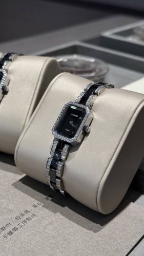 Chanel香奈儿陶瓷腕表，PremièRe Ceramic系列，中古方糖表壳搭配精钢和黑白色精密陶瓷！ 精妙的镶钻表壳间陶瓷表带工艺，进口日本石英机芯，陶瓷黑