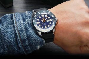 同价 . 深度防水 精工-Seiko 系列:Prospex 男士时尚运动腕表 精钢表壳表带 配置精工原装进口机芯 表盘直径 43.3 表盘厚度 13.0 超强蓝