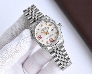 1110金+50 2025劳力士日志系列 女表优雅上市 ①：女装日志型采用904L不锈钢来锻造不锈钢腕表，表壳具备高抗腐蚀性。这种超合金不仅非常耐用且易于磨光，