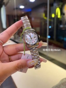 新款推荐 劳力士 28Mm精致小表螺旋后盖 珍珠贝母 女款钻面 爆款推荐 设计显出独特高贵优雅女神气质！316精钢搭配原装拉扣，不显浮华的风格广受女神喜爱，逐渐