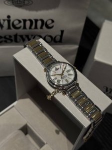Vivienne Westwood 西太后“又来了一款颜值爆表！真的没话说，比那些轻奢好看太多了，薇薇安的设计风格独树一帜～ Vivienne Westwood