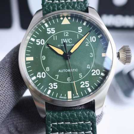 白钛 青铜 Iwc 万国 空中霸主 大飞 大飞行员 系列。43Mm 狂野阳刚的设计，霸气侧漏。细腻温柔的工艺，炉火纯青。两者相辅 刚柔并济，虎啸猿啼。 表壳 采 - 点击图像关闭