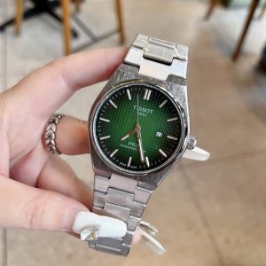 天梭Prx超级玩家最新 机械走时 款式 摩登前卫，玩转新经典。以当代设计栓释经典，垂直拉丝和抛光处理相结合的工艺令全新Prx系列腕表质感更显柔和流线设计，舒适贴