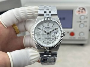 B Factory劳力士陆使型配重版40Mm164克搭载机芯Cal.7135自动上链机芯Dynapulse擒纵系统蓝色Syloxi摆轮游丝。