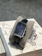 新款Tissot天梭最新款 小美人系列T160 整体非常简洁，21.8X30Mm表盘很精致小巧，尺寸厚度刚刚好！不愧是小美人～