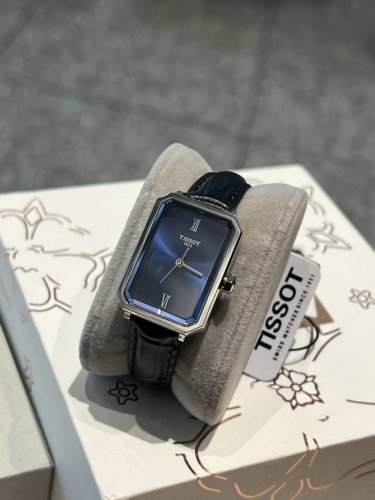 新款Tissot天梭最新款 小美人系列T160 整体非常简洁，21.8X30Mm表盘很精致小巧，尺寸厚度刚刚好！不愧是小美人～