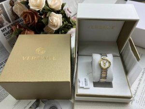 范思哲Versace 石英女士腕表 28Mm 独特风范 设计出众巴洛克Virtus雕饰 每一丝纹理都蕴含着优雅与不不羁浑然天成，蓝宝石镜面，搭载原装瑞士石英机芯