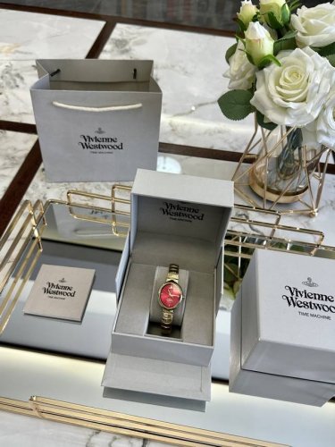 图片同款包装 Viviennewestwood西太后手表，被两万人围观的西太后手表又来了！ 这个配色有点复古的感觉，超级亮眼[脸红] 28Mm的表盘会显得手更细