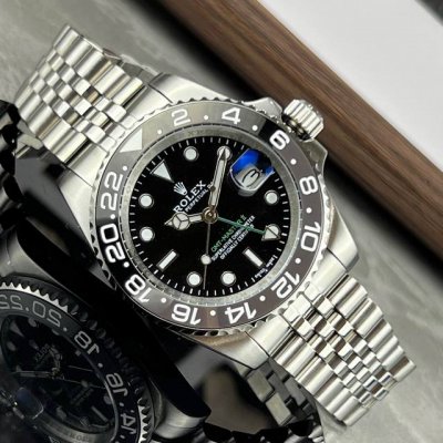 全部防伪都有 劳力士绿水鬼机械F厂出品 型号：M126710Grnr-0003 实物高清拍摄无Ps，无色差 手套上毛毛可以看出无磨皮 注意区分市场普通版本 F厂
