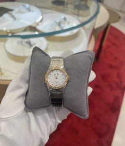 宝子们，今天要给大家分享一款超美的欧米茄星座手表 银盘18K黄金间金款。 这款表的表盘是24毫米的银盘设计，银色的盘面宛如月光洒下，温柔又纯净。搭配上18K黄金