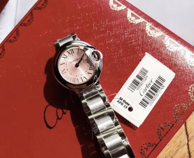 粉色的蓝气球 尺寸28Mm，粉盘！ 全球最火的款式之一！ 可以承载岁月的经典之作，永不过时！独家渠道！卖一块少一块的节奏！ 机芯为石英机芯。世界顶级的珠宝与腕表