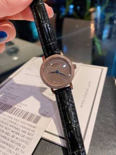 浪琴满钻 浪琴-Longines. 最新气质女表 搭载原装进口石英机芯，珍珠贝表盘，水晶镶钻精致雅典，闪亮而不单调，316精钢表壳 ，尺寸30Mm 典雅气质，魅