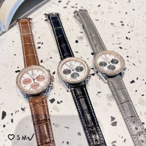 欧米茄 Omega 全新超霸闪耀登场，六针超霸系列多功能石英 女士腕表 表盘內设有横向椭圆形小表盘,6点钟位置设有垂直椭圆日历窗口。时针、分针及小秒盘的秒针均经