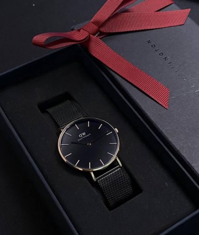 Dw手表｜简约轻奢 高级最近生日家里人送了块手表 就是这款Dw手表表身整体是暗色系很低调 但上面的细节做工 有显得很高级 可以说是低调而不简单了 干净的表盘很有