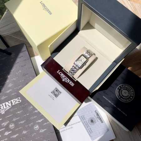 浪琴黛卓维纳系列！女款石英腕表，独特设计的表壳以超薄侧影铸就永恒之美，水波纹 贝母面的表盘看起来超显质感，搭配蓝钢指针，17.40 X 27.00 毫米表径轻巧 - 点击图像关闭