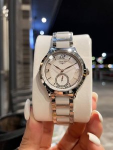 白 金 浪琴女士腕表 进口石英机芯 316L精钢表壳 精钢表带 直径32Mm厚8Mm该款腕表备受女性喜爱，在不同的场合映耀着她们各自的独特个性与迷人风华