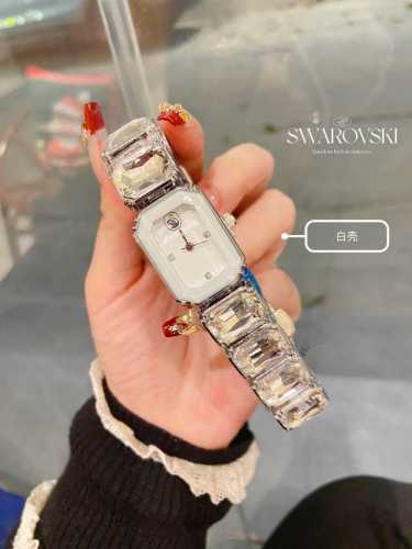 120施华洛女表，璀璨夺目！ 这款表带带大钻的方形施华洛女表简直美炸啦！ 大钻闪耀着迷人的光芒，仿佛将星辰戴在了手腕上。 方形的表盘独具个性，时尚又优雅。 无论