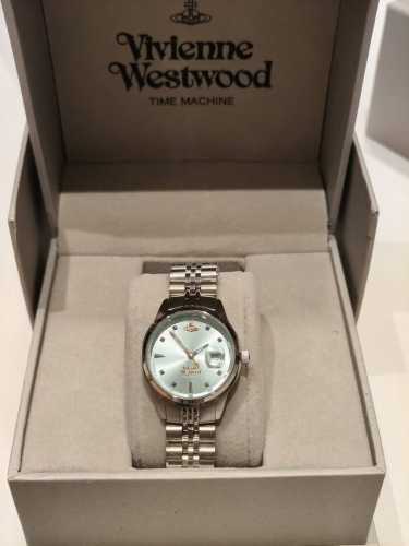 Qpp Vivienne Westwood 薇薇安西太后手表绝美碎冰蓝 不同光线会呈现不一样的蓝色调，好看到挪不开眼睛的程度。 新款小号款， 尺寸：29Mm
