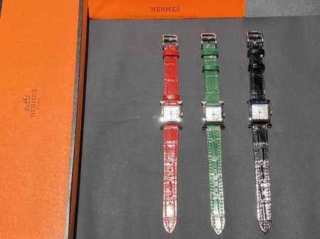 金 钻50 最新上市heure H腕表 H皮带logo标志表壳尺寸 中号 小号 不锈钢表壳 羽毛 镶钻 中号26X26毫米 小号21X21毫米 镶嵌112颗钻石 - 点击图像关闭