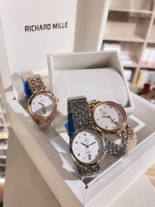 白 .金+20.钻+30。欧米茄 Omega 精品女神水滴系列腕表。精致唯美的设计，让您的美丽无处不在，也将华丽与经典融合，创造出惊艳巨作，表盘清新淡雅，色彩的