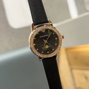 阿玛尼女表璀璨奢美深邃雅致气质内敛 精致表冠蝴蝶扣 钻刻度点缀表盘 别致便携式小牛皮高硬矿物质水晶玻璃镜面 进口石英女表30Mm新款比满天星有特点～不会烂大街的