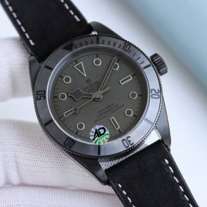 Gr新品: 帝陀碧湾黑武士背透腕表 暗夜之眼 窥见机械之美 **深邃如夜 锋芒毕露 帝陀碧湾黑武士背透腕表 承袭黑武士系列的硬朗风格 更以通透表背 将精密机械的
