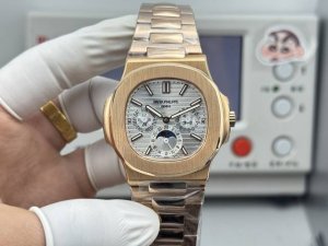 白 -金 钻+100 新扣+100 百达翡丽 5740 01--超复杂多功能鹦鹉螺，迄今推出的首款Nautilus复杂腕表，以超复杂的工艺技术打造休闲运动腕表。