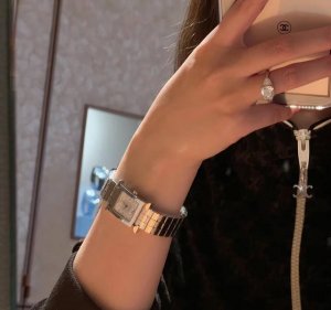钻圈 小红书网红款 爱马仕 这块heure H钢表 足足等了一年 那会看到就一眼爱上了 没想到一切都是缘分 这次竟真到货了 做工搭：配瑞士进口机芯 尺寸中小号：