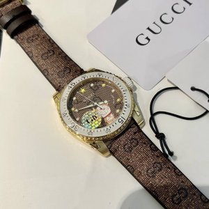 白壳 金壳 原单品质 值得信赖 古驰 Gucci多拉a梦联名限定款 没人能掩藏对于哆啦a梦的喜爱 在这方面 男孩女孩都一样 Gucci与这位卡通 大明星 合作